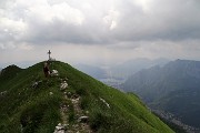 63 Sulla cresta di vetta con vista su Lecco